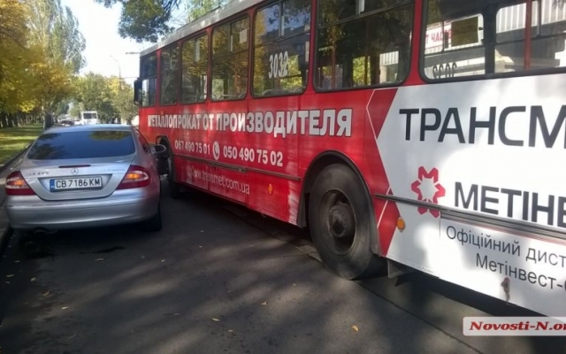 Столкновение троллейбуса и автомобиля создало пробку в районе Центрального проспекта Фото № 1 Столкновение троллейбуса и автомобиля создало пробку в районе Центрального проспекта Фото № 1