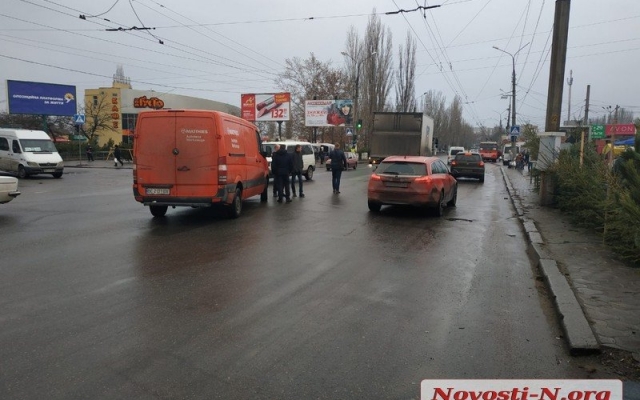 На проспекте Мира произошла авария с участием грузовика и автомобиля Фото № 0 На проспекте Мира произошла авария с участием грузовика и автомобиля Фото № 0