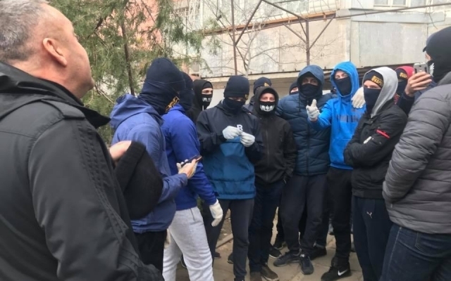 Николаевского депутата забросали яйцами Фото № 0 Николаевского депутата забросали яйцами Фото № 0