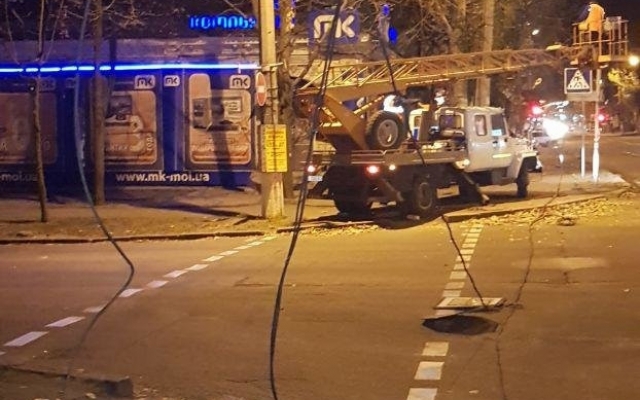 На Пушкинской грузовой автомобиль врезался в металлический столб и повредил светофор Фото № 3 На Пушкинской грузовой автомобиль врезался в металлический столб и повредил светофор Фото № 3
