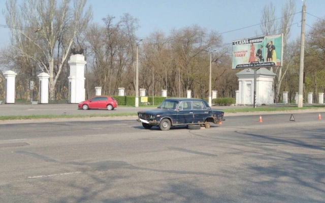 На Героев Украины на ходу у автомобиля «ВАЗ-2106» отлетело колесо Фото № 0 На Героев Украины на ходу у автомобиля «ВАЗ-2106» отлетело колесо Фото № 0