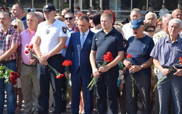 В Николаеве горожане отметили День памяти и скорби Фото № 7 В Николаеве горожане отметили День памяти и скорби Фото № 7