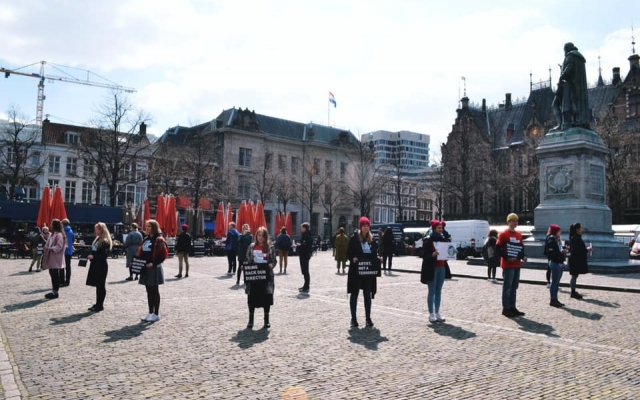 В Гааге николаевские студенты под зданием Парламента ЕС провели митинг в поддержку Олега Сенцова Фото № 1 В Гааге николаевские студенты под зданием Парламента ЕС провели митинг в поддержку Олега Сенцова Фото № 1
