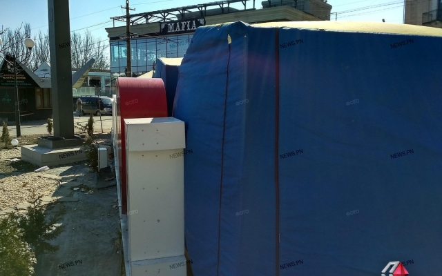 В Николаеве накануне приезда Порошенко торговыми палатками закрыли буквы «I love Mykolaiv» Фото № 5 В Николаеве накануне приезда Порошенко торговыми палатками закрыли буквы «I love Mykolaiv» Фото № 5