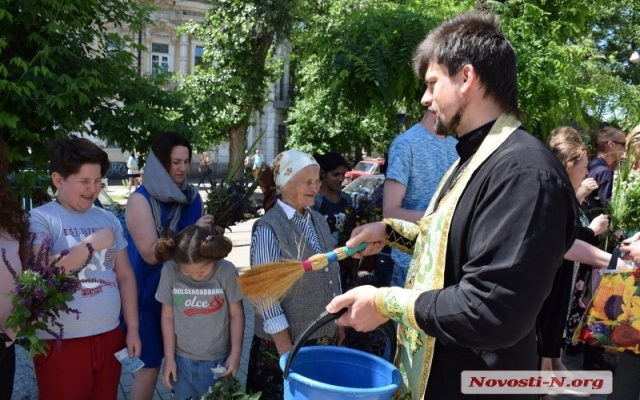 Православные Николаева сегодня отмечают день Святой Троицы Фото № 16 Православные Николаева сегодня отмечают день Святой Троицы Фото № 16