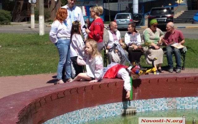 Жители Николаева прошли традиционным парадом по улицам нашего города Фото № 10 Жители Николаева прошли традиционным парадом по улицам нашего города Фото № 10