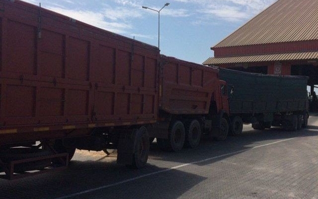 В Николаеве на территории терминала неуправляемый груженый зерновоз врезался в самосвал Фото № 2 В Николаеве на территории терминала неуправляемый груженый зерновоз врезался в самосвал Фото № 2