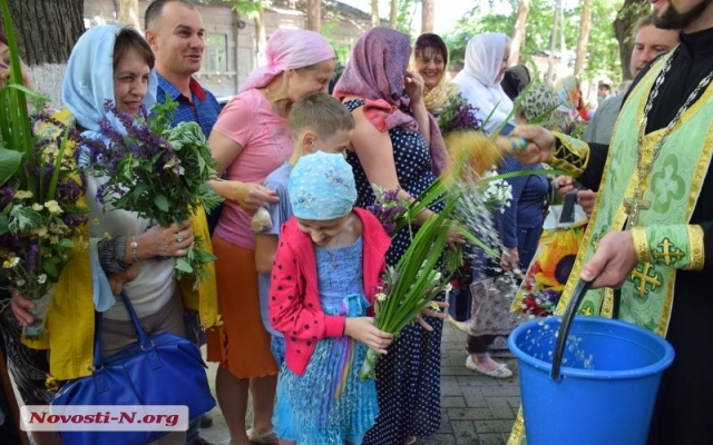 Православные Николаева сегодня отмечают день Святой Троицы Фото № 20 Православные Николаева сегодня отмечают день Святой Троицы Фото № 20