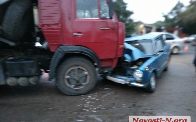 На въезде в Николаев столкнулись два автомобиля и грузовик, есть пострадавшие Фото № 2 На въезде в Николаев столкнулись два автомобиля и грузовик, есть пострадавшие Фото № 2
