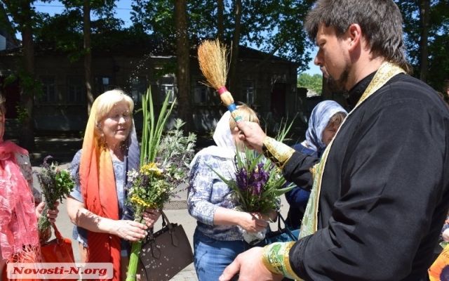Православные Николаева сегодня отмечают день Святой Троицы Фото № 2 Православные Николаева сегодня отмечают день Святой Троицы Фото № 2