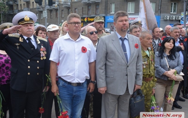 Жители Николаева возложили цветы к Стеле воинам-освободителям Фото № 8 Жители Николаева возложили цветы к Стеле воинам-освободителям Фото № 8