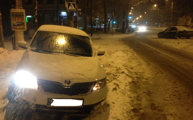 На Пушкинской на скользкой дороге автомобиль вылетел на встречную полосу и протаранил другую машину Фото № 2 На Пушкинской на скользкой дороге автомобиль вылетел на встречную полосу и протаранил другую машину Фото № 2