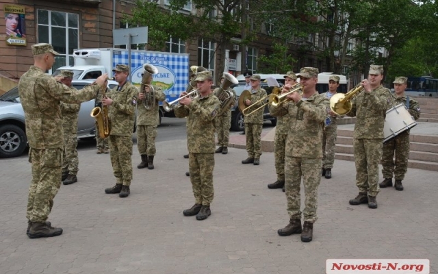 Жители Николаева возложили цветы к Стеле воинам-освободителям Фото № 5 Жители Николаева возложили цветы к Стеле воинам-освободителям Фото № 5