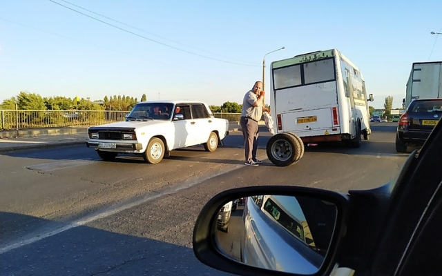 На Широкобальском мосту прямо на ходу у маршрутки отлетело колесо Фото № 0 На Широкобальском мосту прямо на ходу у маршрутки отлетело колесо Фото № 0