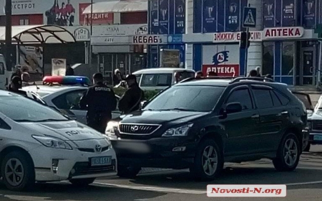 На Центральном проспекте спецназовцы задержали водителя автомобиля с пистолетом Фото № 2 На Центральном проспекте спецназовцы задержали водителя автомобиля с пистолетом Фото № 2
