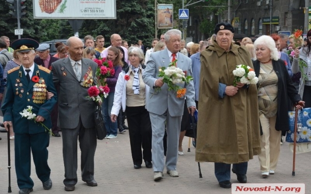 Жители Николаева возложили цветы к Стеле воинам-освободителям Фото № 11 Жители Николаева возложили цветы к Стеле воинам-освободителям Фото № 11