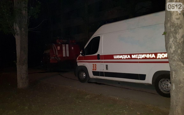 В подвале заброшенного дома произошел пожар, спасатели вынесли из огня бездомного на инвалидной коляске Фото № 4 В подвале заброшенного дома произошел пожар, спасатели вынесли из огня бездомного на инвалидной коляске Фото № 4
