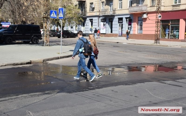 На Потемкинской из-под земли бьет «фонтанчик» сточных вод Фото № 7 На Потемкинской из-под земли бьет «фонтанчик» сточных вод Фото № 7