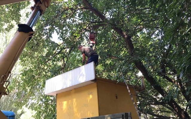 На Богоявленском проспекте начали убирать нелегальные МАФы Фото № 0 На Богоявленском проспекте начали убирать нелегальные МАФы Фото № 0