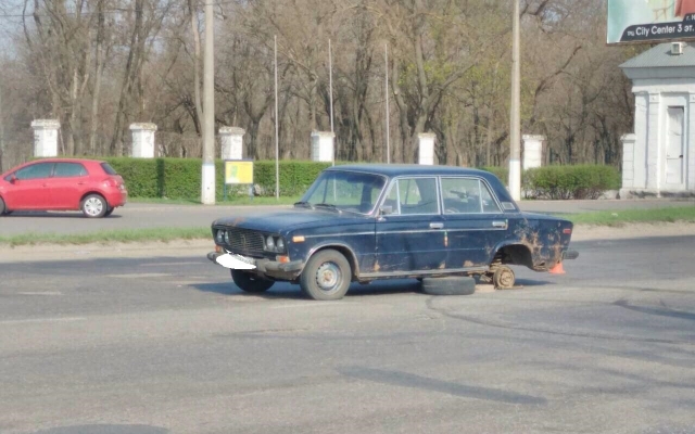 На Героев Украины на ходу у автомобиля «ВАЗ-2106» отлетело колесо Фото № 1 На Героев Украины на ходу у автомобиля «ВАЗ-2106» отлетело колесо Фото № 1