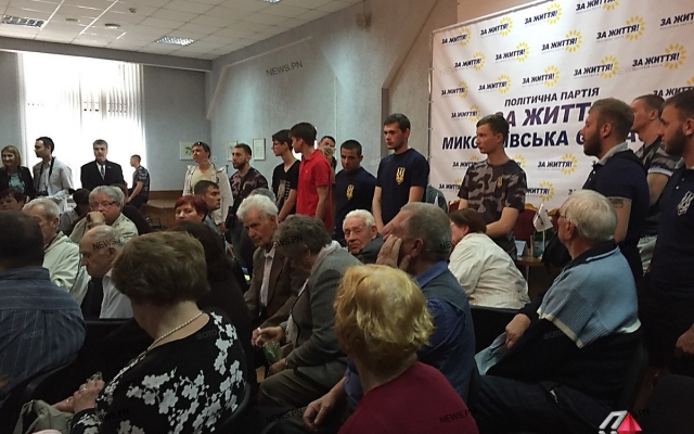 Неудачная попытка: праворадикалы хотели сорвать встречу народного депутата Евгения Мураева с его сторонниками Фото № 2 Неудачная попытка: праворадикалы хотели сорвать встречу народного депутата Евгения Мураева с его сторонниками Фото № 2