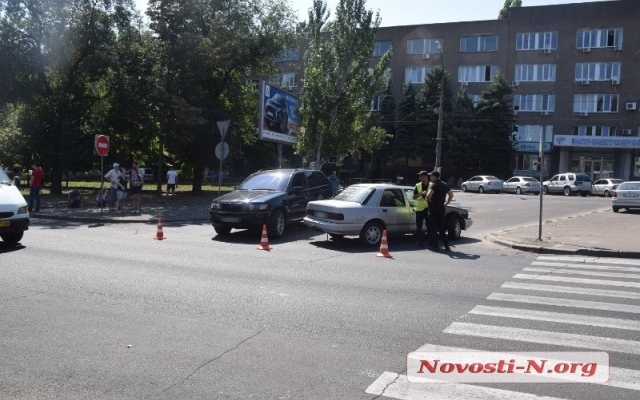 На Центральном проспекте водители не поделили дорогу и устроили разборку Фото № 3 На Центральном проспекте водители не поделили дорогу и устроили разборку Фото № 3