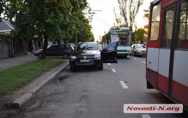 На Центральном проспекте водитель припаркованного кроссовера открыл дверь и в этот момент промчался троллейбус Фото № 3 На Центральном проспекте водитель припаркованного кроссовера открыл дверь и в этот момент промчался троллейбус Фото № 3