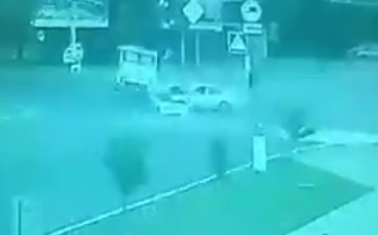 В сети появилось видео: столкновение автомобиля и маршрутки с 22 пассажирами Фото № 2 В сети появилось видео: столкновение автомобиля и маршрутки с 22 пассажирами Фото № 2