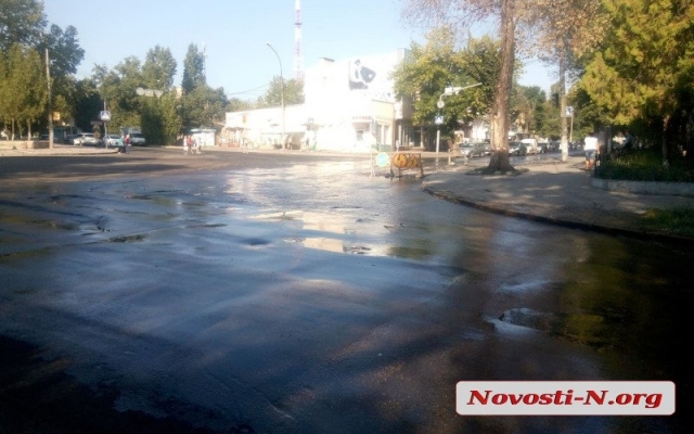 На Адмирала Макарова из люка начал бить зловонный фонтан Фото № 6 На Адмирала Макарова из люка начал бить зловонный фонтан Фото № 6