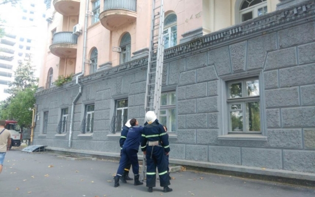 На Адмиральской спасатели помогли пенсионерке открыть дверь в квартиру Фото № 0 На Адмиральской спасатели помогли пенсионерке открыть дверь в квартиру Фото № 0