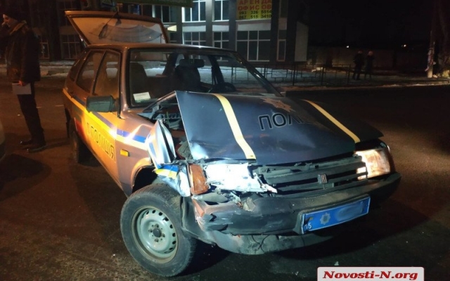 На проспекте Мира грузовик в служебный автомобиль полиции Фото № 1 На проспекте Мира грузовик в служебный автомобиль полиции Фото № 1