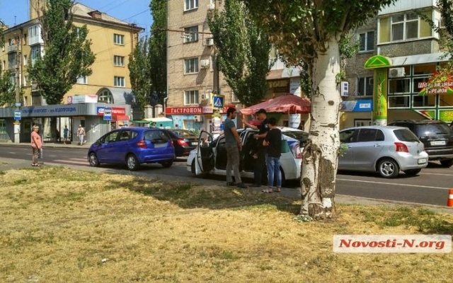 На Центральном проспекте произошла авария с участием кареты «скорой помощи» и автомобиля Фото № 4 На Центральном проспекте произошла авария с участием кареты «скорой помощи» и автомобиля Фото № 4