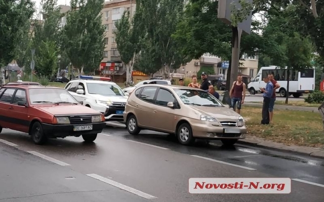 На Центральносм проспекте еще одна авария: иномарка сбила пешехода Фото № 5 На Центральносм проспекте еще одна авария: иномарка сбила пешехода Фото № 5