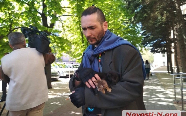 Пикет под Николаевским горсоветом: зоозащитники требуют «гуманную программу» по обращению с животными Фото № 0 Пикет под Николаевским горсоветом: зоозащитники требуют «гуманную программу» по обращению с животными Фото № 0