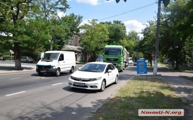 Из-за аварии на Никольской образовались автопробки Фото № 2 Из-за аварии на Никольской образовались автопробки Фото № 2