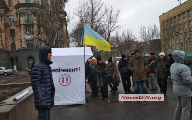 В Николаеве сторонники Михеила Саакашвили требуют отставки Президента Украины Петра Порошенко Фото № 1 В Николаеве сторонники Михеила Саакашвили требуют отставки Президента Украины Петра Порошенко Фото № 1