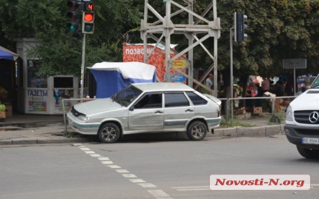 На Космонавтов произошла авария: фура «выбросила» автомобиль на бордюр и тот врезался в металлическое ограждение Фото № 2 На Космонавтов произошла авария: фура «выбросила» автомобиль на бордюр и тот врезался в металлическое ограждение Фото № 2