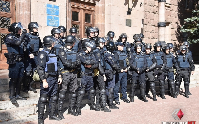 У здания Николаевской мэрии спецназ полиции провел учения и отрабатывал действия на случай нападения радикалов Фото № 7 У здания Николаевской мэрии спецназ полиции провел учения и отрабатывал действия на случай нападения радикалов Фото № 7