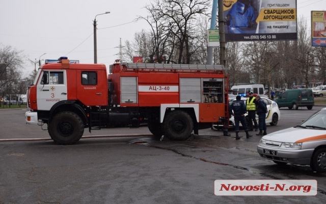 На Николаевском междугородном автовокзале полностью сгорел торговый киоск Фото № 2 На Николаевском междугородном автовокзале полностью сгорел торговый киоск Фото № 2