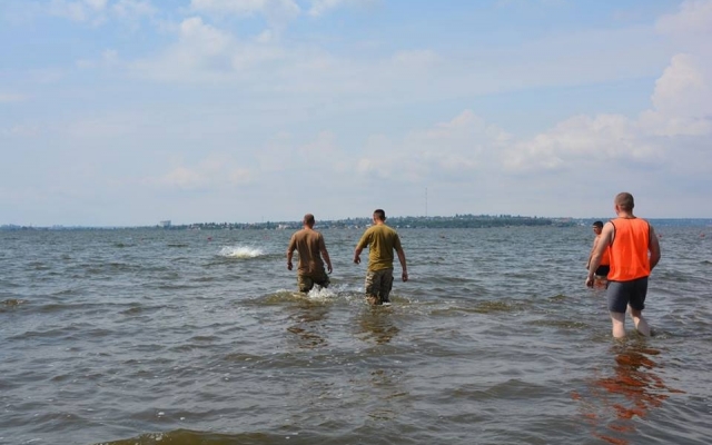 Николаевские десантники готовятся к прыжкам с парашютом в воду Фото № 37 Николаевские десантники готовятся к прыжкам с парашютом в воду Фото № 37