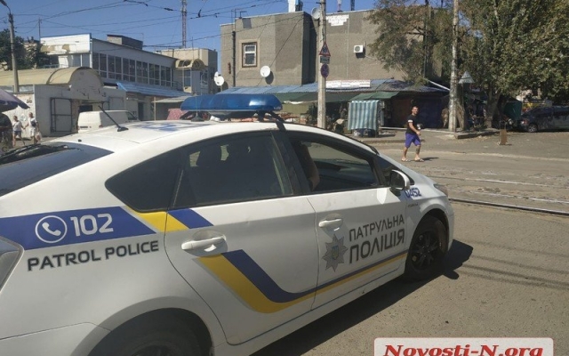 Возле Центрального рынка неизвестные разбили стекло автомобиля патрульной полиции Фото № 0 Возле Центрального рынка неизвестные разбили стекло автомобиля патрульной полиции Фото № 0
