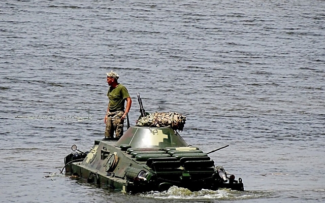 В Николаевской области провели военные учения, «спасали» застрявшие в воде бронемашины Фото № 1 В Николаевской области провели военные учения, «спасали» застрявшие в воде бронемашины Фото № 1