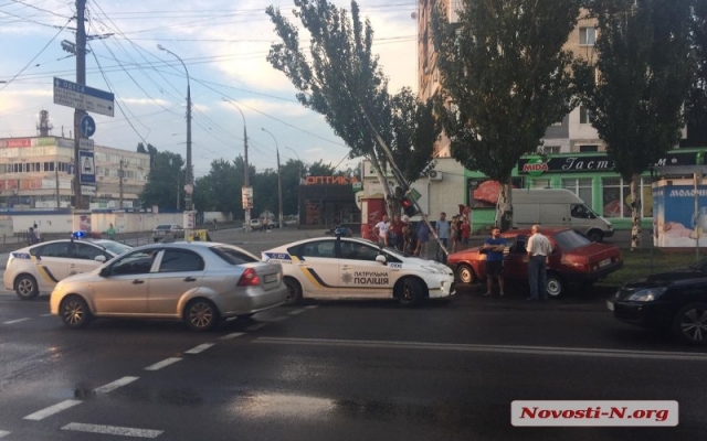 На проспекте Мира автомобиль врезался в ограждение и повредил светофор Фото № 1 На проспекте Мира автомобиль врезался в ограждение и повредил светофор Фото № 1