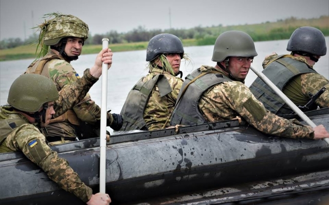 Молодые морпехи вместе с генерал-майором преодолели более восьми километров физических и психологических испытаний Фото № 26 Молодые морпехи вместе с генерал-майором преодолели более восьми километров физических и психологических испытаний Фото № 26
