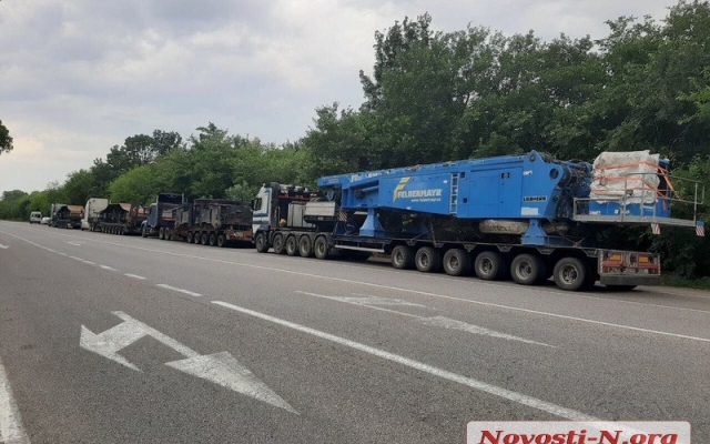 На трассе «Одесса-Николаев» инспекторы УТБ задержали грузовики с большегрузной техникой и поддельными документами Фото № 3 На трассе «Одесса-Николаев» инспекторы УТБ задержали грузовики с большегрузной техникой и поддельными документами Фото № 3