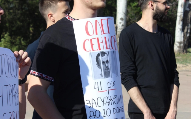 На Соборной площади прошла акция в поддержку украинского режиссера Олега Сенцова, участники объявили однодневную голодовку Фото № 11 На Соборной площади прошла акция в поддержку украинского режиссера Олега Сенцова, участники объявили однодневную голодовку Фото № 11