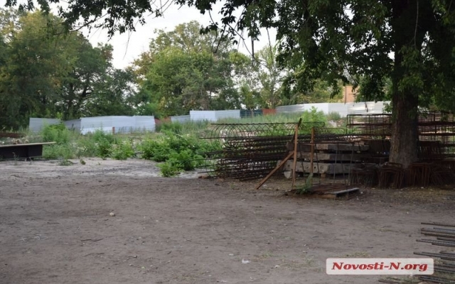 Забор вокруг скандальной стройки в микрорайоне «Леваневцев» начали восстанавливать Фото № 1 Забор вокруг скандальной стройки в микрорайоне «Леваневцев» начали восстанавливать Фото № 1