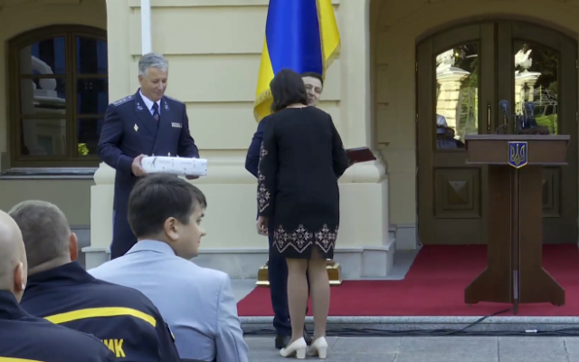 Награда из рук Президента: Тамила Чернюк из Николаевской области удостоена премии «Герой-спасатель года» Фото № 1 Награда из рук Президента: Тамила Чернюк из Николаевской области удостоена премии «Герой-спасатель года» Фото № 1
