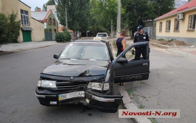 На Шоссейной автомобиль врезался в дерево Фото № 0 На Шоссейной автомобиль врезался в дерево Фото № 0