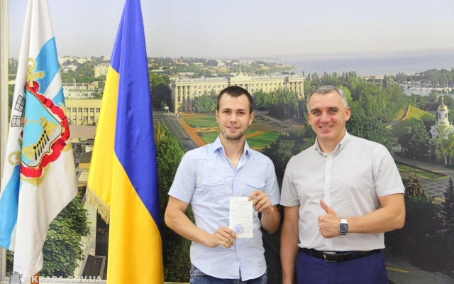 Мэр Николаева Александр Сенкевич вручил двукратному чемпиону XV Паралимпийских игр ордер на квартиру Фото № 0 Мэр Николаева Александр Сенкевич вручил двукратному чемпиону XV Паралимпийских игр ордер на квартиру Фото № 0